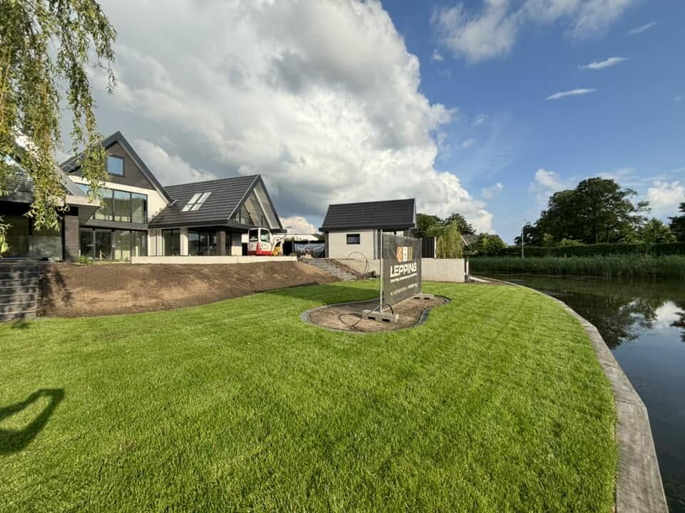 Aangelegde tuin met bestrating door Lepping