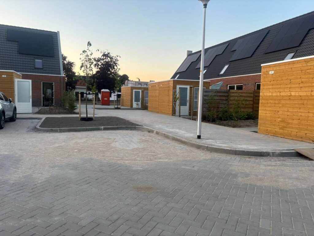 Aangelegde bestrating door Lepping